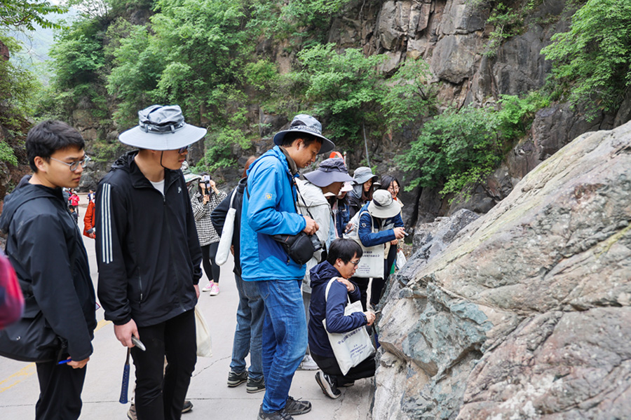 中国科学院广州地球化学研究所科研团队在王屋山-黛眉山世界地质公园开展地质研究科考工作
